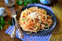 Фото к рецепту: Спагетти с сыром, помидорами и зеленью