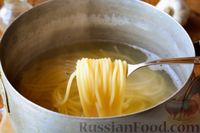Фото приготовления рецепта: Спагетти с сыром, помидорами и зеленью - шаг №2