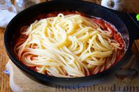 Фото приготовления рецепта: Спагетти с сыром, помидорами и зеленью - шаг №7