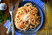 Фото приготовления рецепта: Спагетти с сыром, помидорами и зеленью - шаг №9