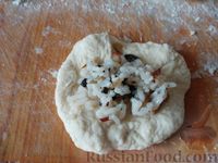 Фото приготовления рецепта: Пирожки с сушеными грибами и рисом - шаг №17