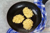 Фото приготовления рецепта: Капустные оладьи с сыром - шаг №10