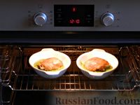 Фото приготовления рецепта: Запеченные куриные бедра в соусе бешамель со шпинатом - шаг №10