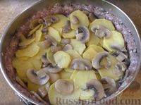 Фото приготовления рецепта: Закусочный торт с мясом, грибами и картошкой - шаг №10