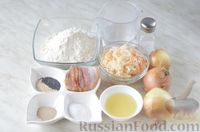 Фото приготовления рецепта: Луковый пирог с квашеной капустой - шаг №1