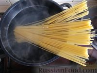 Фото приготовления рецепта: Спагетти с консервированным лососем и овощами - шаг №2