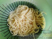 Фото приготовления рецепта: Спагетти с консервированным лососем и овощами - шаг №10