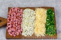 Фото приготовления рецепта: Оладьи с колбасой, сыром, луком и кукурузой - шаг №3