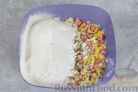 Фото приготовления рецепта: Оладьи с колбасой, сыром, луком и кукурузой - шаг №5