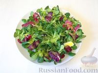 Фото приготовления рецепта: Салат с креветками, свежими огурцами и красной икрой - шаг №6