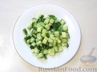 Фото приготовления рецепта: Салат с креветками, свежими огурцами и красной икрой - шаг №7