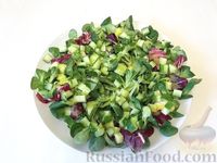 Фото приготовления рецепта: Салат с креветками, свежими огурцами и красной икрой - шаг №8