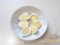 Фото приготовления рецепта: Салат с креветками, свежими огурцами и красной икрой - шаг №3