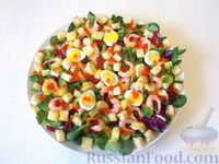 Фото приготовления рецепта: Салат с креветками, свежими огурцами и красной икрой - шаг №11