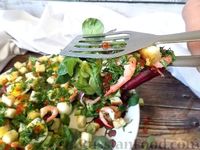 Фото приготовления рецепта: Салат с креветками, свежими огурцами и красной икрой - шаг №13