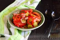 Фото к рецепту: Салат из маринованных огурцов с перцем и помидором