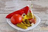 Фото приготовления рецепта: Салат из маринованных огурцов с перцем и помидором - шаг №1