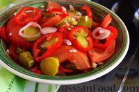 Фото приготовления рецепта: Салат из маринованных огурцов с перцем и помидором - шаг №9