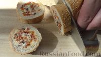 Фото приготовления рецепта: Фаршированный багет с сыром и копчёными колбасками - шаг №8