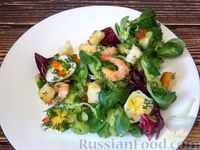 Фото приготовления рецепта: Салат с креветками, свежими огурцами и красной икрой - шаг №14