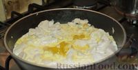 Фото приготовления рецепта: Заливной пирог на сметане, с капустой, морковью и отварными яйцами - шаг №7
