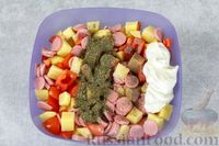 Фото приготовления рецепта: Запечённая картошка с сосисками, помидорами и сыром - шаг №3