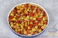 Фото приготовления рецепта: Запечённая картошка с сосисками, помидорами и сыром - шаг №5