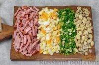 Фото приготовления рецепта: Салат с ветчиной, кукурузой, грибами и корейской морковью - шаг №3