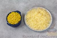 Фото приготовления рецепта: Салат с ветчиной, кукурузой, грибами и корейской морковью - шаг №4