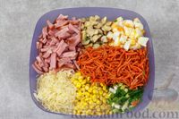 Фото приготовления рецепта: Салат с ветчиной, кукурузой, грибами и корейской морковью - шаг №5
