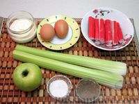 Фото приготовления рецепта: Крабовый салат с яблоком и сельдереем - шаг №1