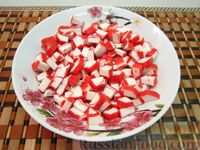 Фото приготовления рецепта: Крабовый салат с яблоком и сельдереем - шаг №5