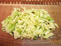 Фото приготовления рецепта: Крабовый салат с яблоком и сельдереем - шаг №6