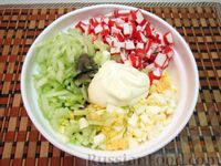 Фото приготовления рецепта: Крабовый салат с яблоком и сельдереем - шаг №7