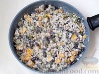 Фото приготовления рецепта: Перловая каша с фасолью, овощами и грибами (в горшочках) - шаг №12