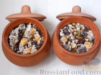 Фото приготовления рецепта: Перловая каша с фасолью, овощами и грибами (в горшочках) - шаг №14