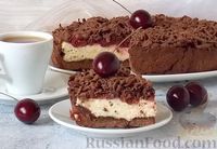 Фото к рецепту: Шоколадный пирог с творогом и вишней