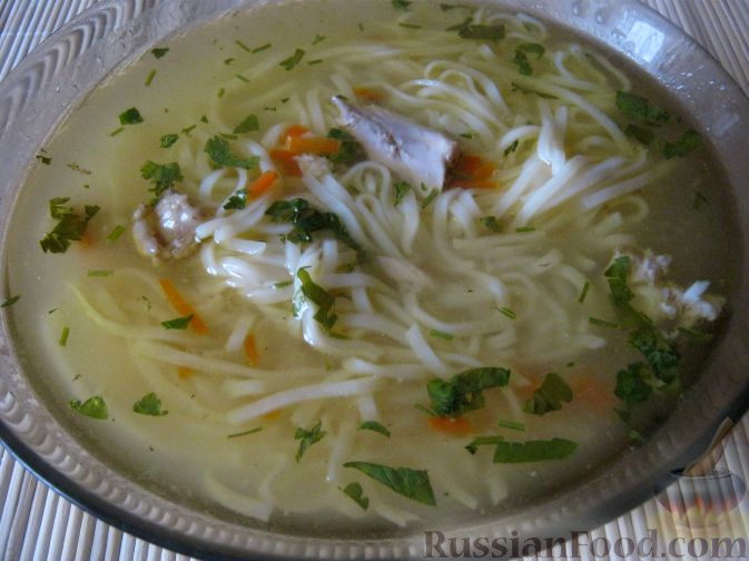 Суп-лапша с курицей, овощами и специями