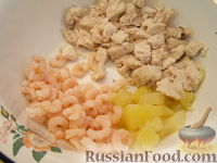 Фото приготовления рецепта: Салат из креветок с курицей и ананасами - шаг №9