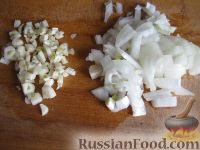 Фото приготовления рецепта: Салат с пекинской капустой, фунчозой и орехами - шаг №5