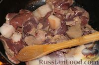Фото приготовления рецепта: Салат с колбасой, картофелем, морковью, болгарским перцем и зелёным горошком - шаг №6