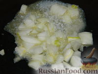 Фото приготовления рецепта: Запеканка с фаршем и макаронами под соусом "Бешамель" - шаг №3