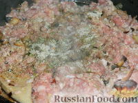 Фото приготовления рецепта: Запеканка с фаршем и макаронами под соусом "Бешамель" - шаг №6