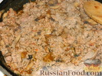 Фото приготовления рецепта: Запеканка с фаршем и макаронами под соусом "Бешамель" - шаг №8