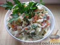 Фото к рецепту: Салат с копченой колбасой и капустой
