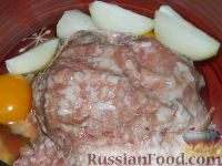 Фото приготовления рецепта: Котлеты из индейки с помидорами и сыром - шаг №3