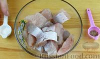 Фото приготовления рецепта: Жареная рыба в томатном соусе с ананасами - шаг №1