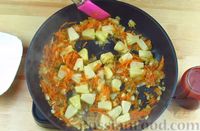 Фото приготовления рецепта: Жареная рыба в томатном соусе с ананасами - шаг №5