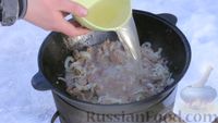 Фото приготовления рецепта: Азу по-татарски, с солёными огурцами - шаг №6