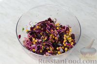 Фото приготовления рецепта: Салат из свёклы с кукурузой и луком - шаг №8